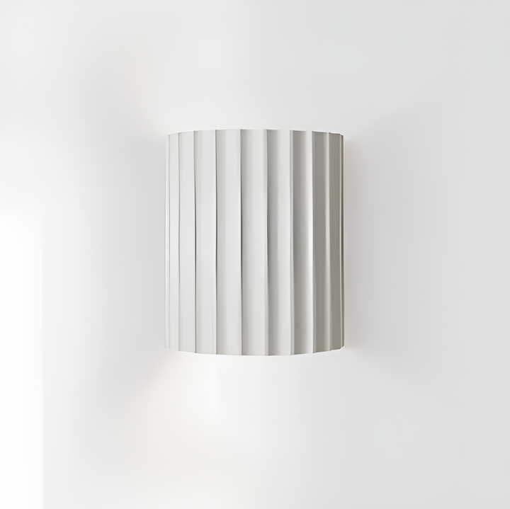 Skanto | Stripete LED vegglampe laget av harpiks for en moderne nordisk atmosfære