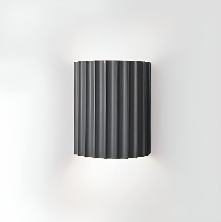 Skanto | Stripete LED vegglampe laget av harpiks for en moderne nordisk atmosfære