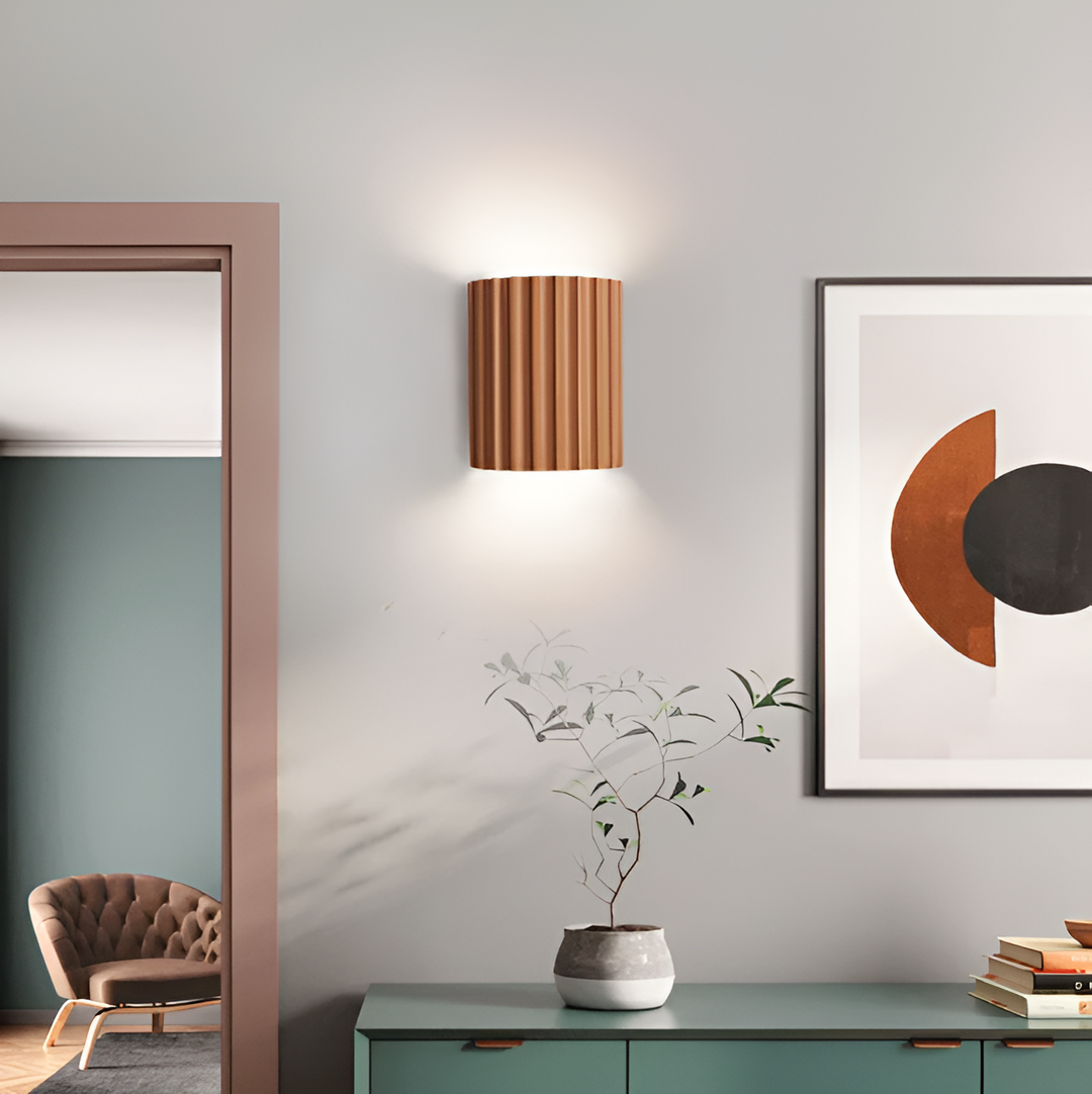 Skanto | Stripete LED vegglampe laget av harpiks for en moderne nordisk atmosfære