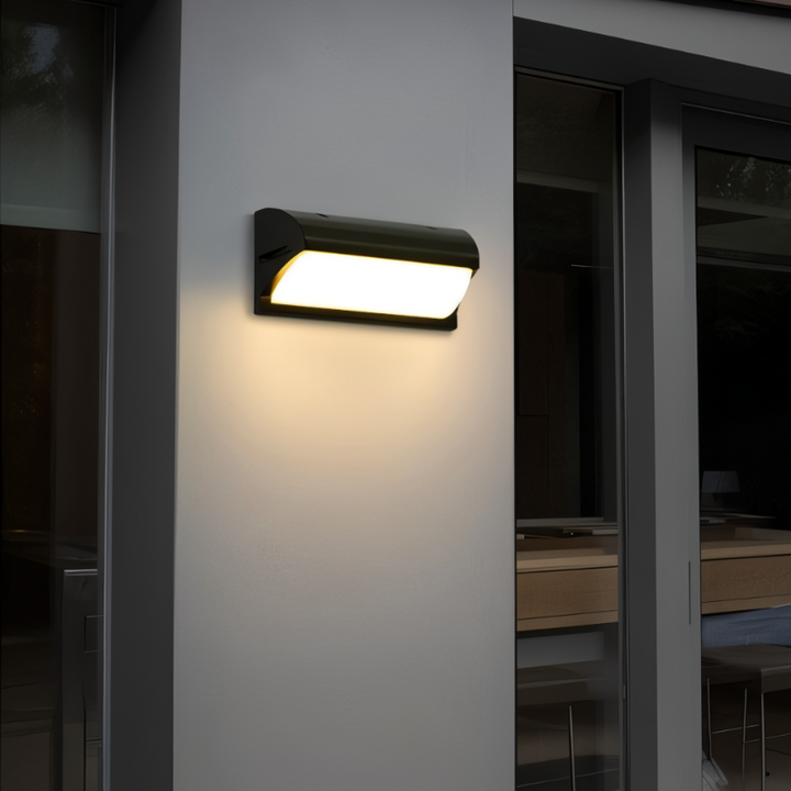Vanntett utendørs LED-vegglampe med bevegelsessensor | Skanto