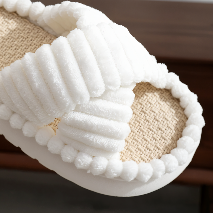 Skanto | Sofie - Fôrede slippers laget av plysj med kryssbånd