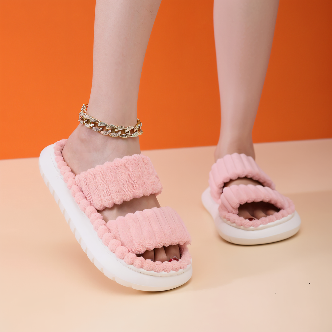 Skanto | Sofie - Fôrede slippers laget av plysj med kryssbånd