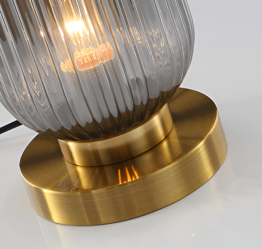 Skanto | Nordisk Bordlampe med Ribbebehandlet Glass