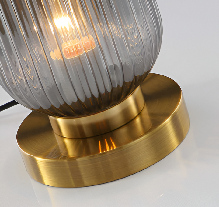 Skanto | Nordisk Bordlampe med Ribbebehandlet Glass