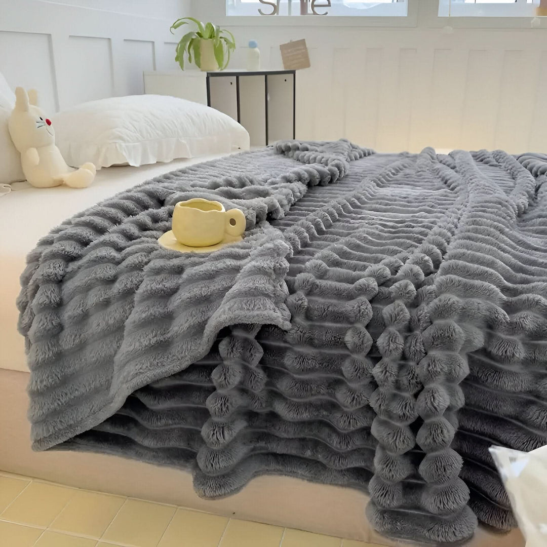 Skanto | STRIPEPLUSH – Myk stripete fleece teppe