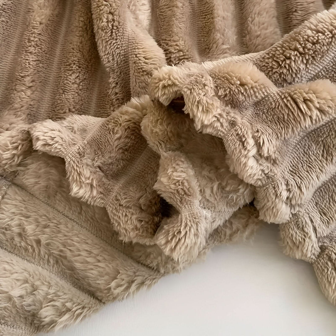 Skanto | STRIPEPLUSH – Myk stripete fleece teppe