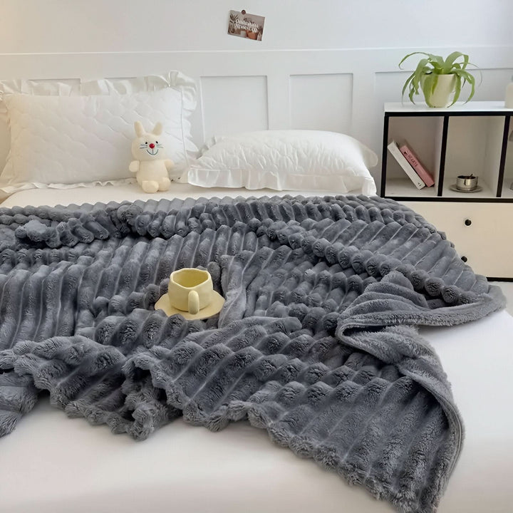 Skanto | STRIPEPLUSH – Myk stripete fleece teppe