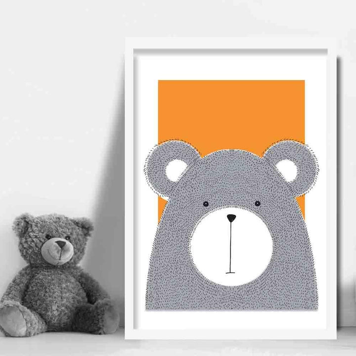 Oransje kunsttrykk i barnerom med bjørneskisse