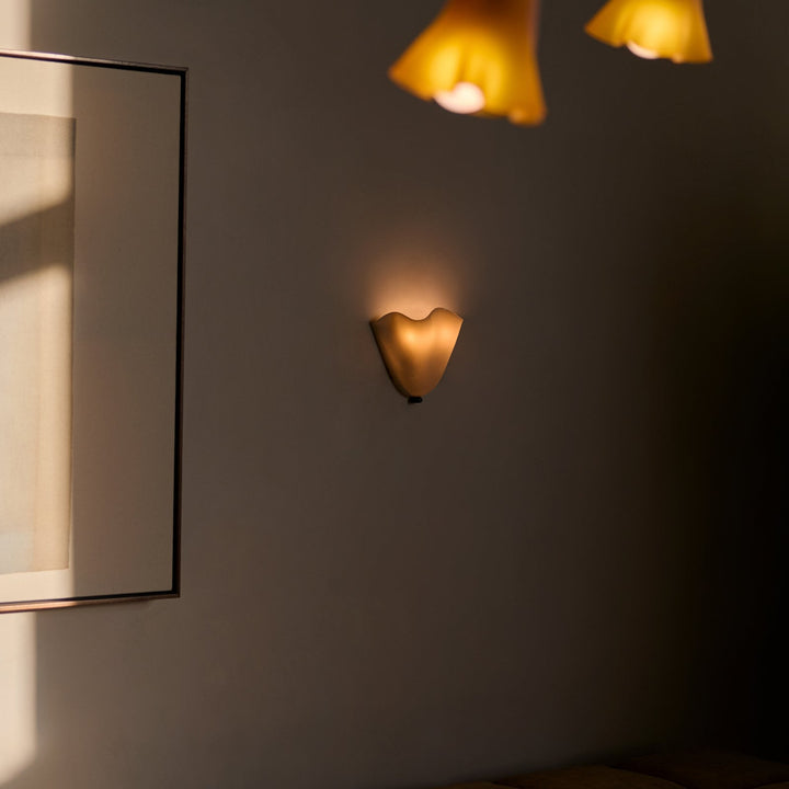 Skanto | Retro vegglampe laget av farget glass i skjørtformet skålmønster