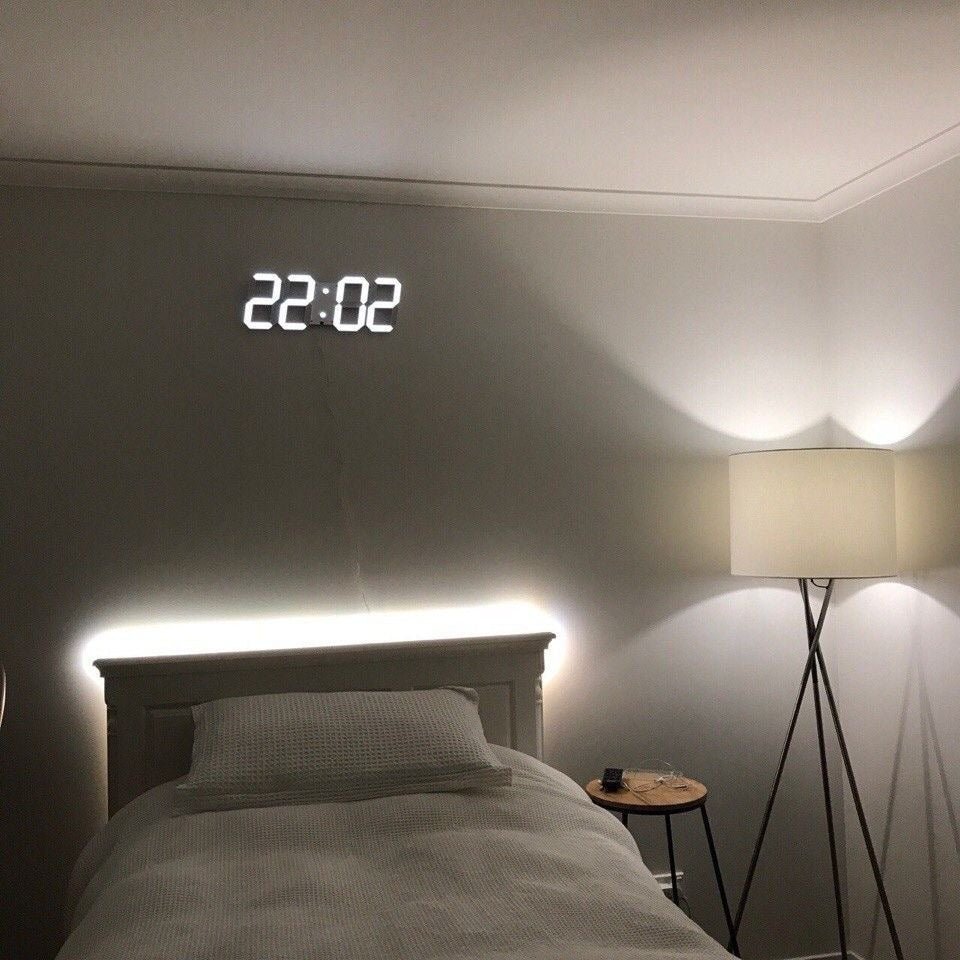 Skanto | TimeGlow 3D LED Veggklokke – Digital klokke med justerbart lys