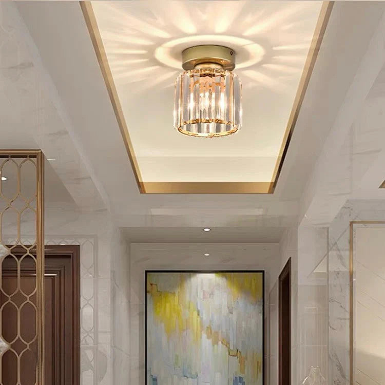 Skanto | Moderne Krystal Taklampe med Gull- og Svart Detaljer – Stilfull Belysning for Hjemmet Ditt