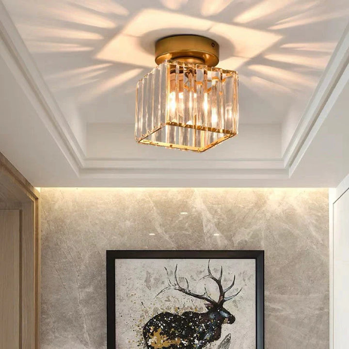 Skanto | Moderne Krystal Taklampe med Gull- og Svart Detaljer – Stilfull Belysning for Hjemmet Ditt