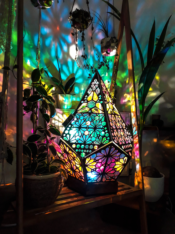 Farget Glass Stil LED Bordlampe - LumiAura | Skanto