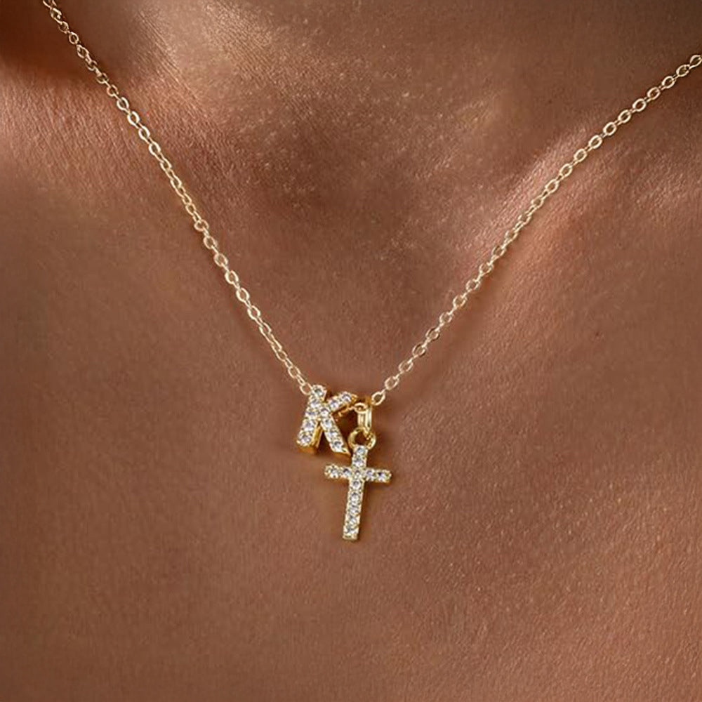 Skanto | Liten Diamant Initial & Kors Smykke