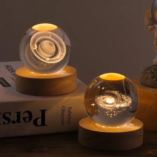 Skanto | AstroGlobe 3D Lampe – Sferisk Tre Bordlampe med Varme LED Lys og Planet Design
