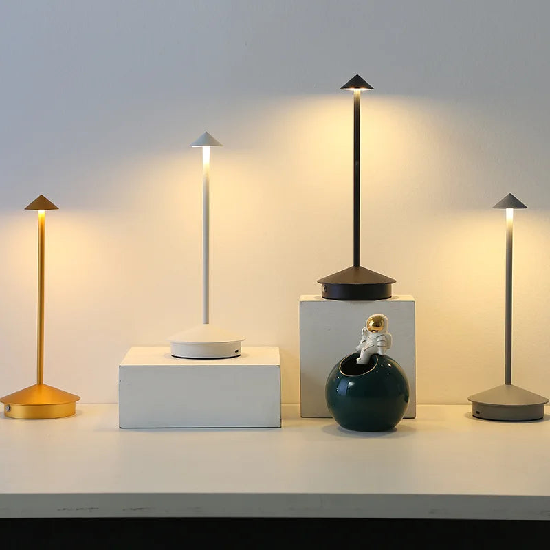Moderne LED bordlampe med berøringssensor – Dimbar, trådløs og minimalistisk design | Skanto