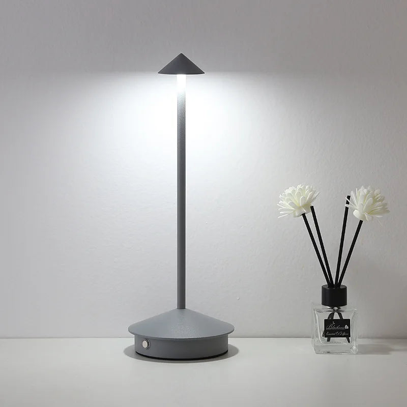 Moderne LED bordlampe med berøringssensor – Dimbar, trådløs og minimalistisk design | Skanto