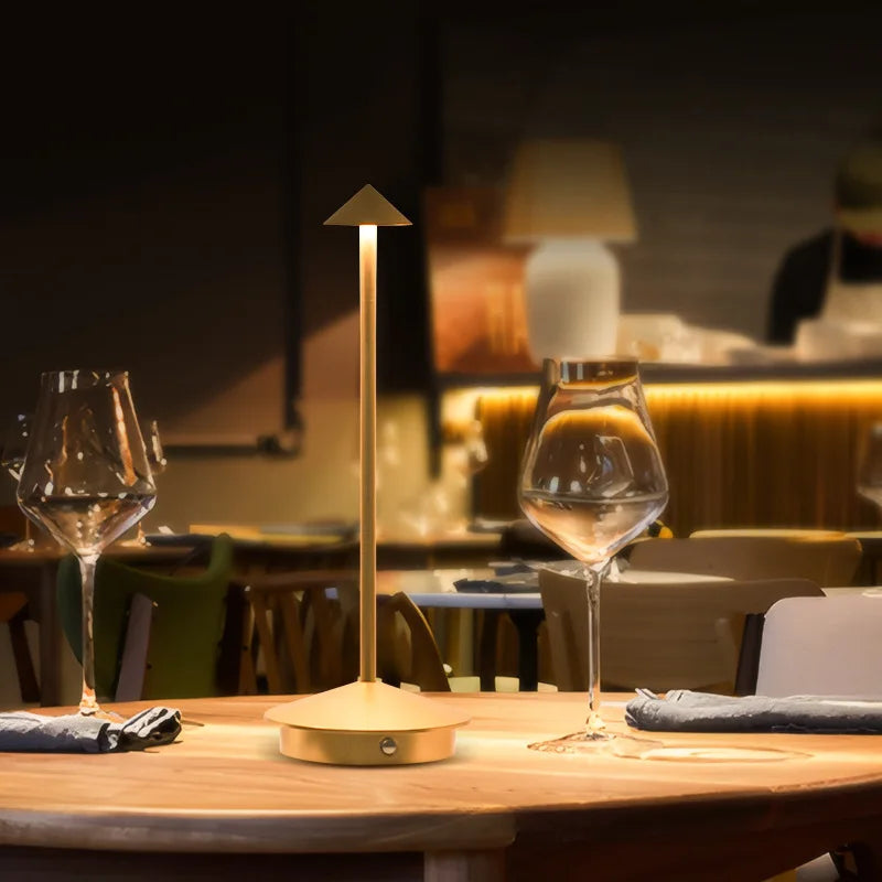 Moderne LED bordlampe med berøringssensor – Dimbar, trådløs og minimalistisk design | Skanto
