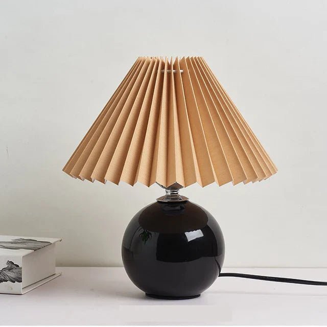 Skanto | Elegant Vintage Bordlampe med Foldbar Lampeskjerm