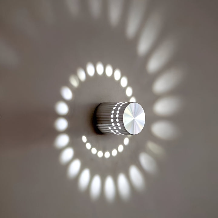 Skanto | LuminBlast LED Vegglampe – Fargerik Spiral Sylinder Vegglampe for Moderne Innendørs Belysning