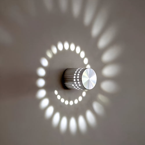 Skanto | LuminBlast LED Vegglampe – Fargerik Spiral Sylinder Vegglampe for Moderne Innendørs Belysning