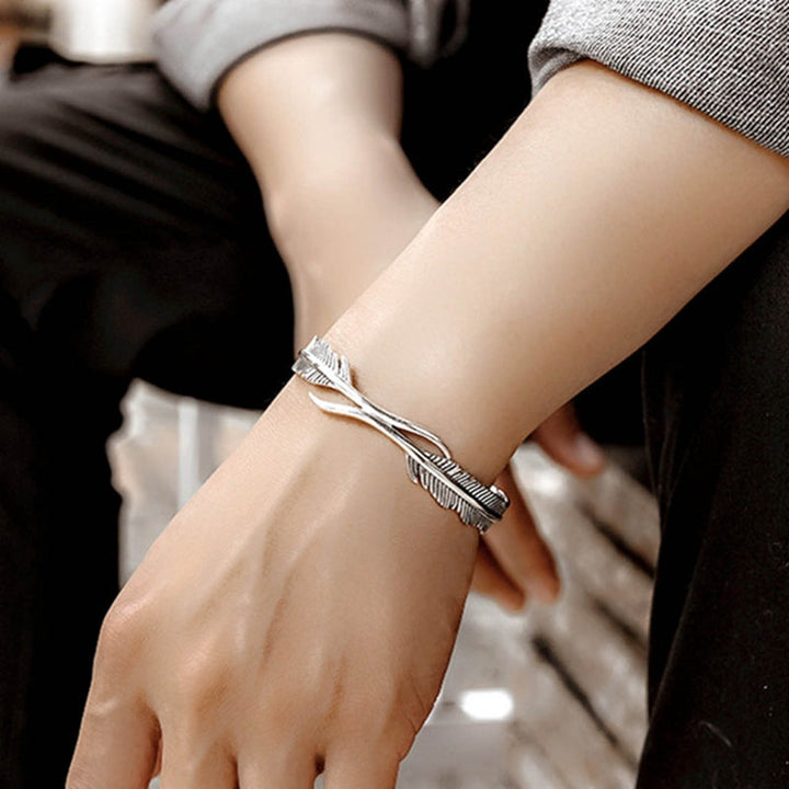 Elegant Justerbar Armbånd med Fengslende Sølv Fjær Skanto