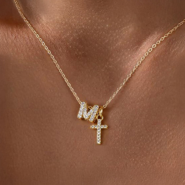 Skanto | Liten Diamant Initial & Kors Smykke