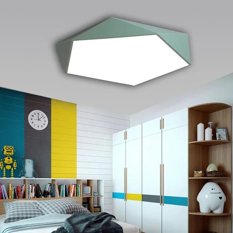 Pentagon LED taklampe Macaron for moderne barnerom – Design taklampe | Skanto