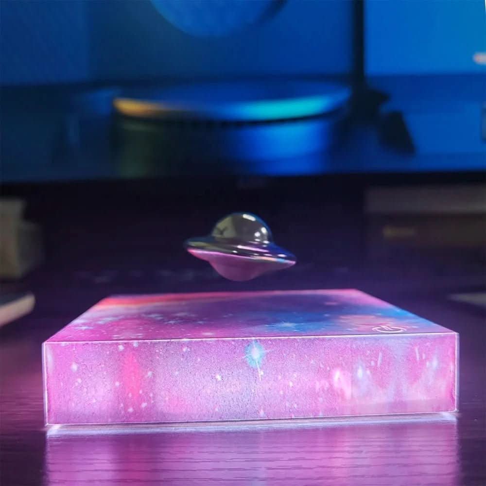 Skanto | Magnetisk LED Nattlampe med Flytende Romskip Design