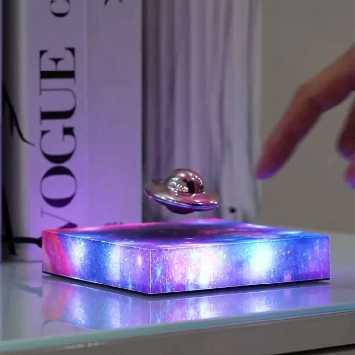 Skanto | Magnetisk LED Nattlys med Flytende Romskip Design