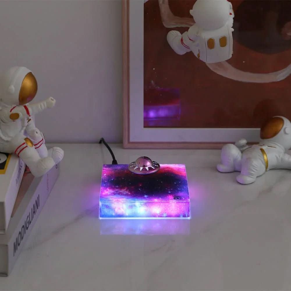 Skanto | Magnetisk LED Nattlys med Flytende Romskip Design
