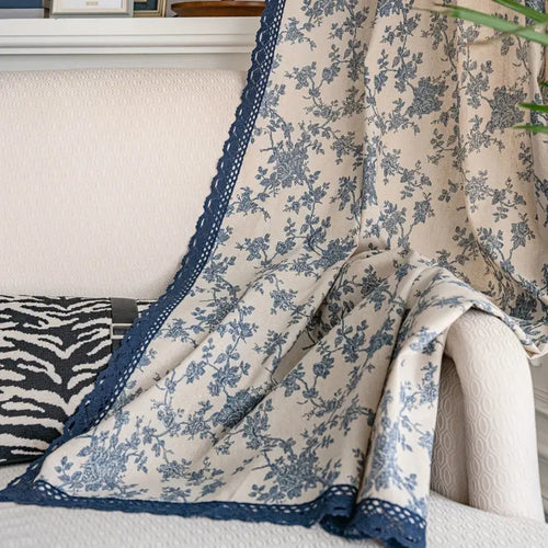 Skanto | Maribelle Blomstrete Gardin med Blondekant