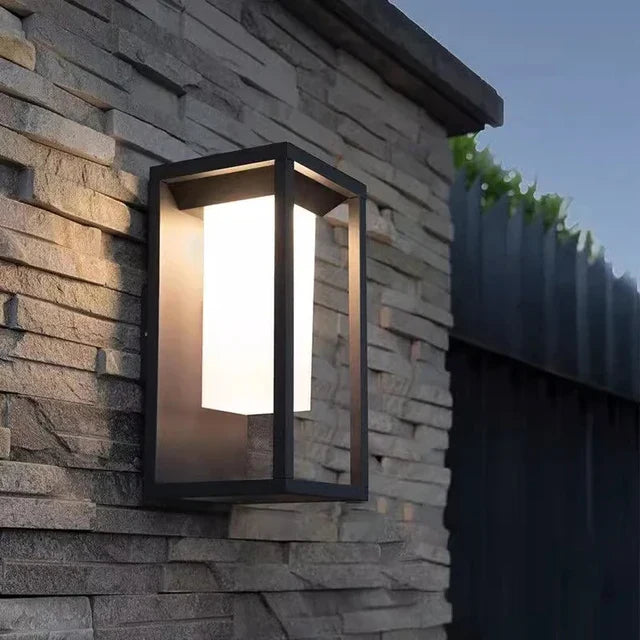 Moderne LED vegglampe for utendørs bruk, energibesparende og værbestandig | Skanto