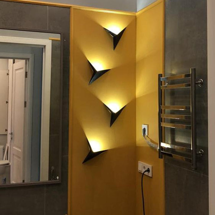 Minimalistisk Triangulær LED Vegglampe | Moderne Design i Svart/Hvit | Perfekt for Stue og Bad | Skanto