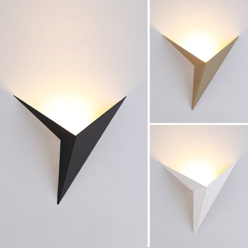 Minimalistisk Triangulær LED Vegglampe | Moderne Design i Svart/Hvit | Perfekt for Stue og Bad | Skanto
