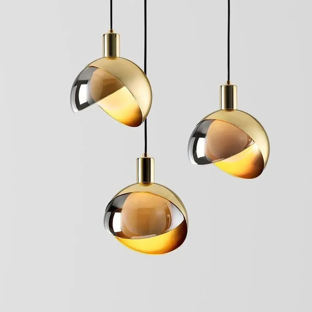 Moderne gyldne pendellamper for spisestue og kjøkken, elegant design med kulelamper | Skanto