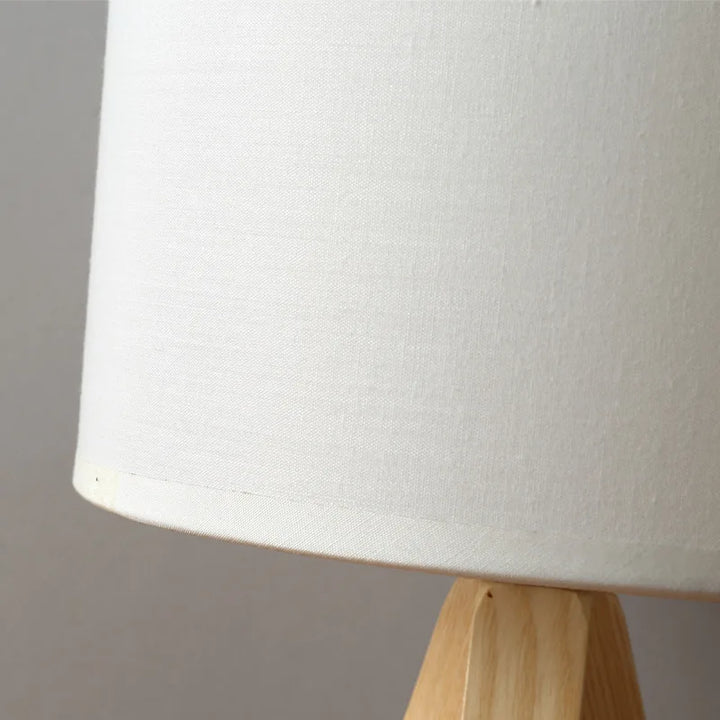 Skanto | Tre Opalin - Moderne Tre Tripod Bordlampe