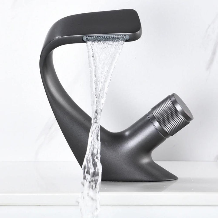 Skanto | AQUACASCADE Servantkran – Moderne Waterfall Badmiks i Solid Messing