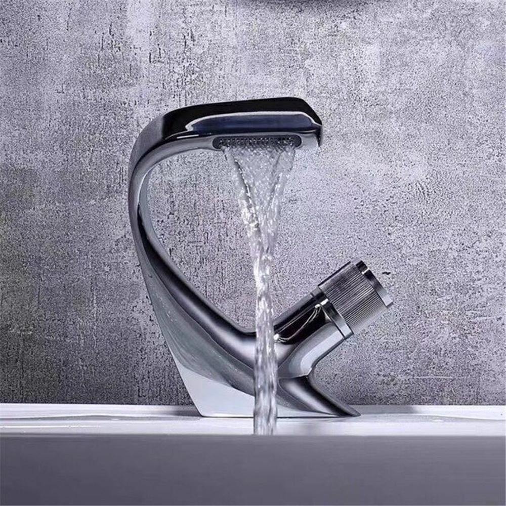 Skanto | AQUACASCADE Servantkran – Moderne Waterfall Badmiks i Solid Messing