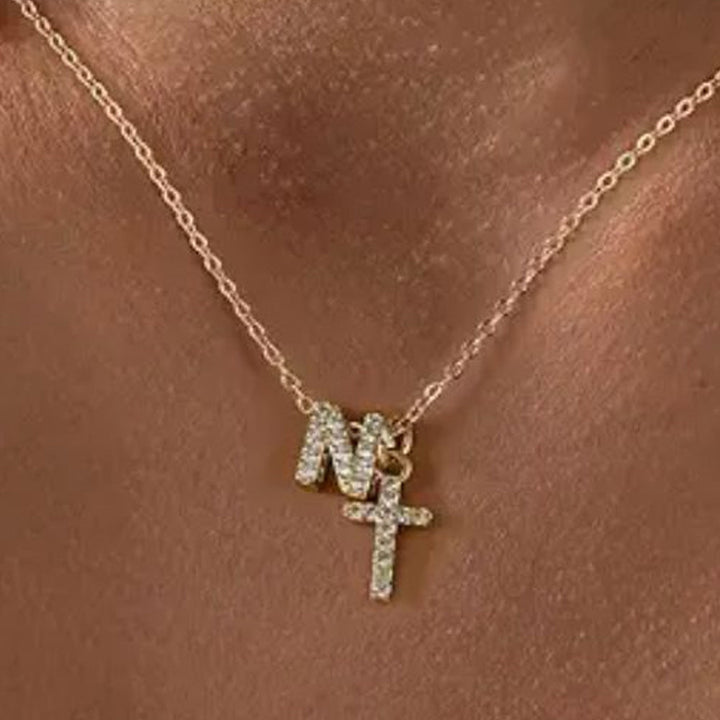 Skanto | Liten Diamant Initial & Kors Smykke
