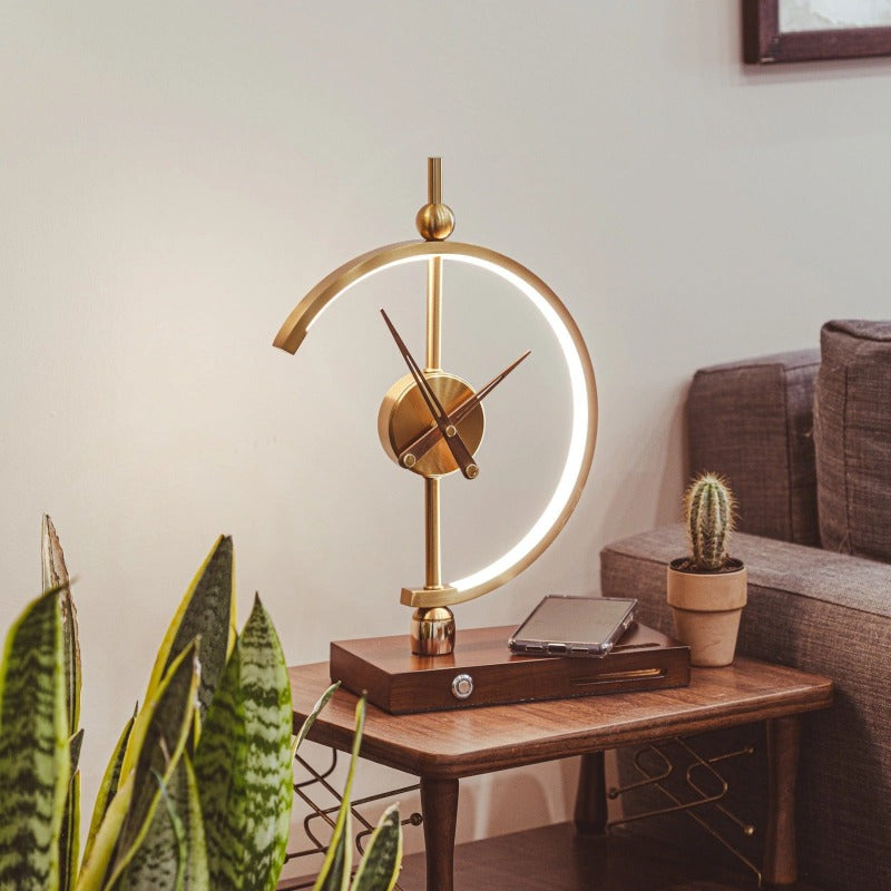 Skanto | Designer klokke med LED-lampe og innebygd lading
