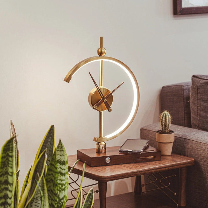 Skanto | Designer klokke med LED-lampe og innebygd lading