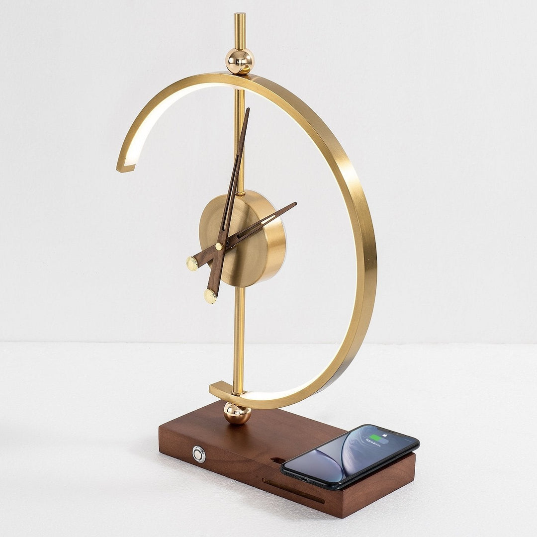 Skanto | Designer klokke med LED-lampe og innebygd lading