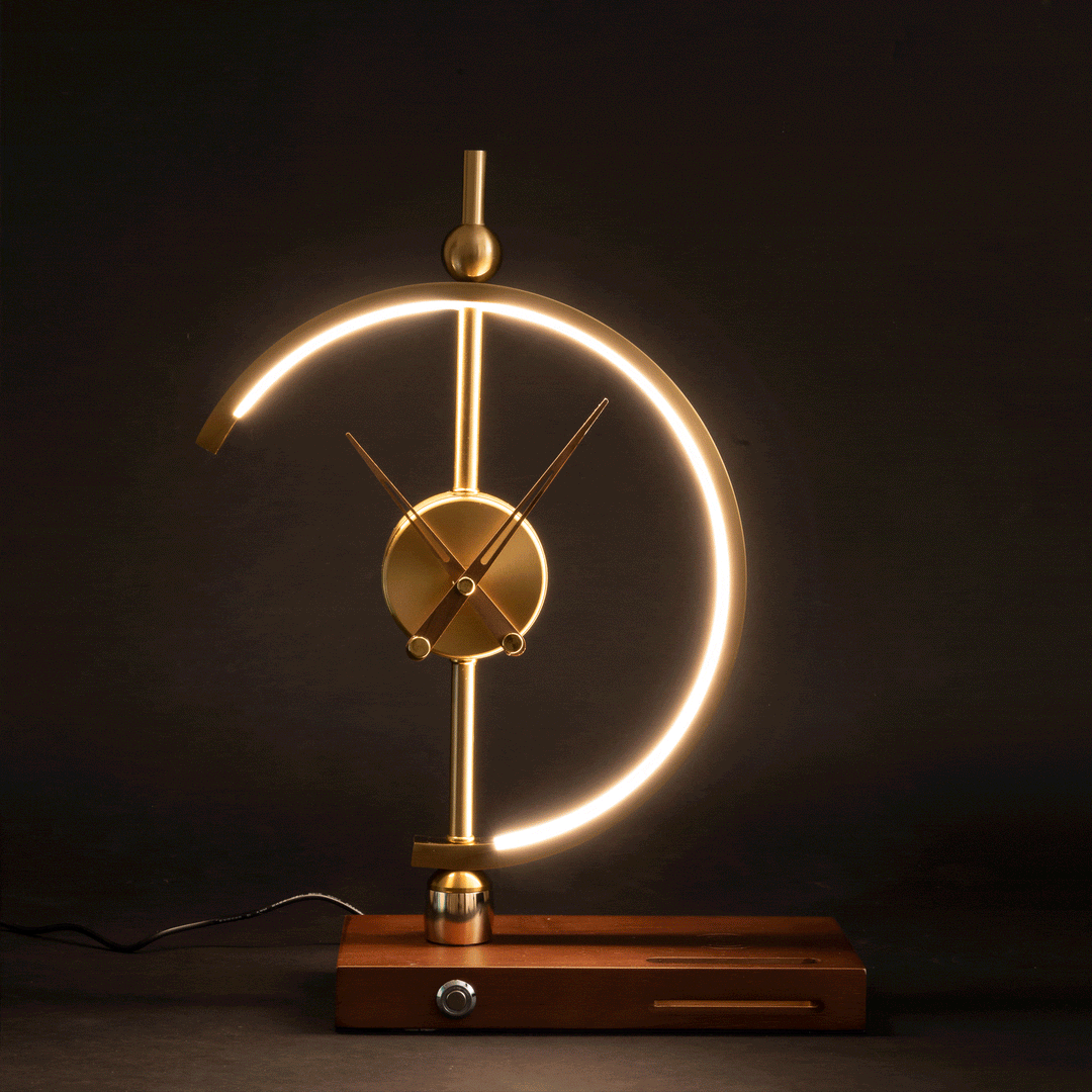 Skanto | Designer klokke med LED-lampe og innebygd lading