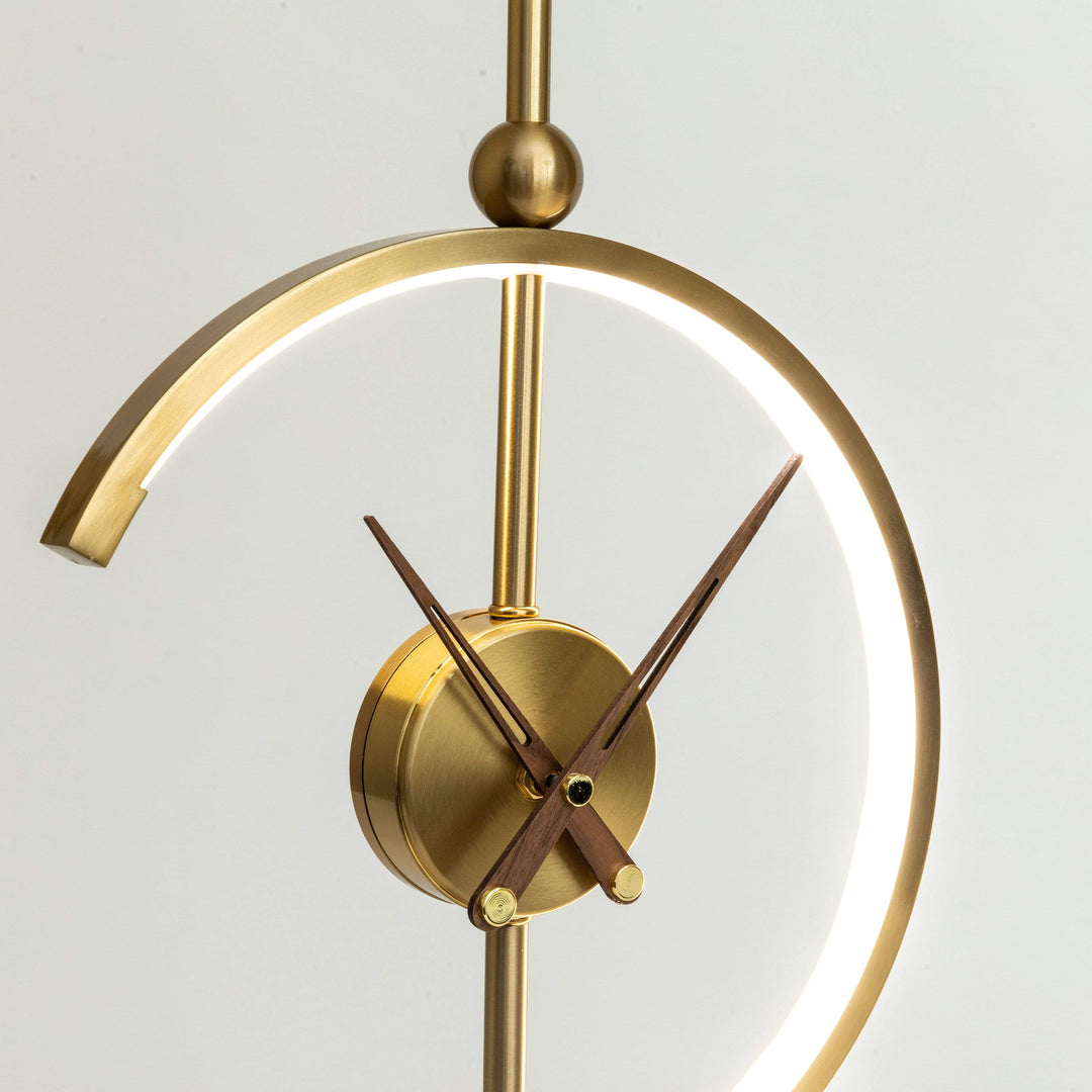 Skanto | Designer klokke med LED-lampe og innebygd lading
