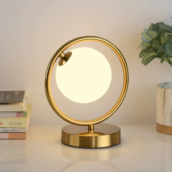 Nordic LED bordlampe med glasskule – Minimalistisk design for stue og soverom | Skanto