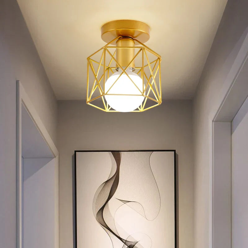 Moderne taklampe med gyldent metallgitter – Stilig belysning for gang og stue | Skanto