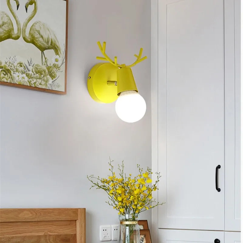 Moderne Gevir Vegglampe – Tre og Metall LED Lys for Barnerom & Stue | Skanto