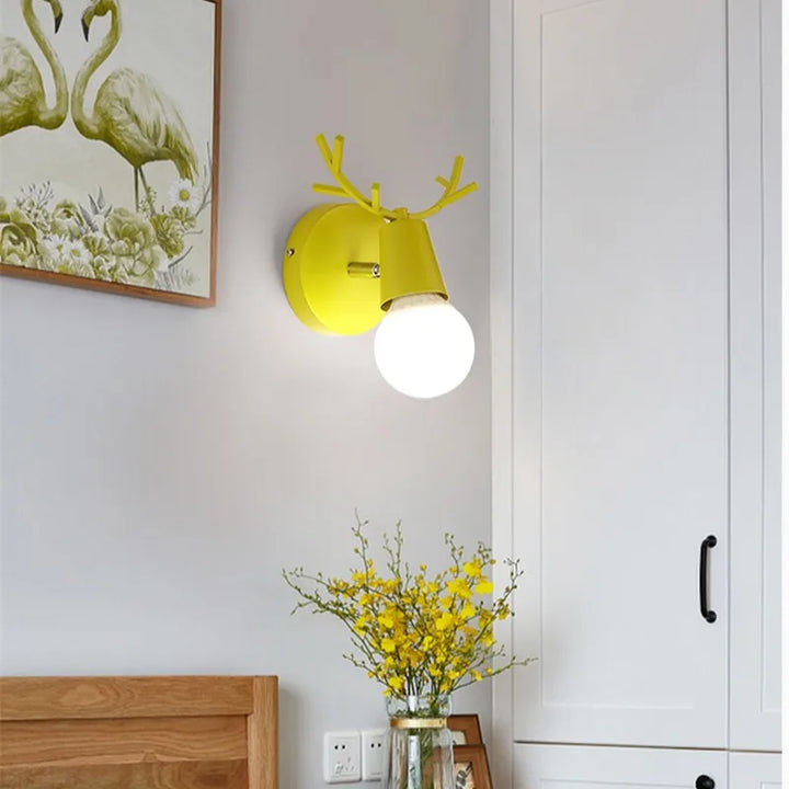 Moderne Gevir Vegglampe – Tre og Metall LED Lys for Barnerom & Stue | Skanto