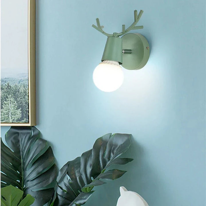 Moderne Gevir Vegglampe – Tre og Metall LED Lys for Barnerom & Stue | Skanto